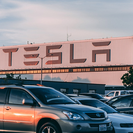 Tesla, az e-mobilitás forradalmára
